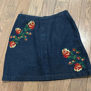 Very J Flower Embroidered Dark Wash Jean Mini Skirt Size Small. With Pockets.